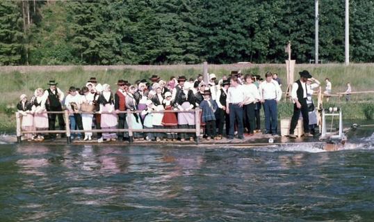 Floss mit Besuchern des Floesserfestes an der Kinzig 1984